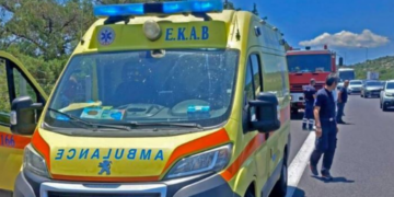 Aksident i rëndë në Greqi/ Nënë e bir nga Shqipëria humbin jetën, makina u përplas me një kamion