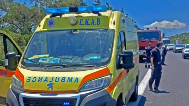 Aksident i rëndë në Greqi/ Nënë e bir nga Shqipëria humbin jetën, makina u përplas me një kamion