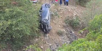 Makina bie në greminë! Vdes 20 vjeçari pasagjer, shoferi dhe një 15 vjeçar nisen me helikopter në Tiranë (Emri)