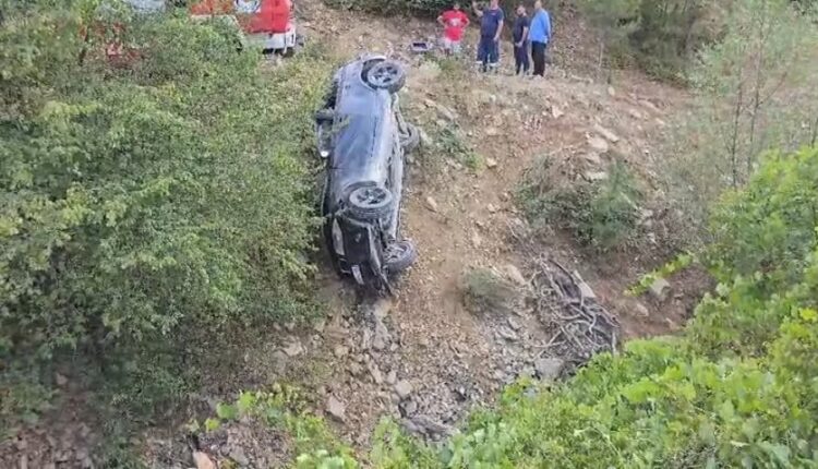 Makina bie në greminë! Vdes 20 vjeçari pasagjer, shoferi dhe një 15 vjeçar nisen me helikopter në Tiranë (Emri)