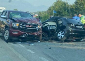 Përplasen tre makina në Kosovë, një i vdekur dhe tre të plagosur