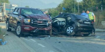 Përplasen tre makina në Kosovë, një i vdekur dhe tre të plagosur
