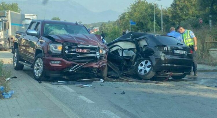 Përplasen tre makina në Kosovë, një i vdekur dhe tre të plagosur