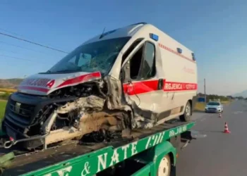 Ambulanca përplaset me makinën në Maliq, plagoset një person