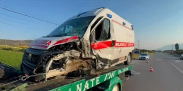 Ambulanca përplaset me makinën në Maliq, plagoset një person