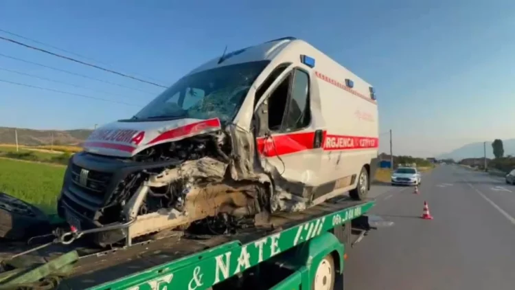 Ambulanca përplaset me makinën në Maliq, plagoset një person
