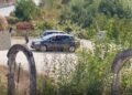 Lëndohen 3 pjesëtarët e familjes në Poliçan, shoferja humb kontrollin e drejtimit dhe makina del nga rruga