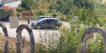 Lëndohen 3 pjesëtarët e familjes në Poliçan, shoferja humb kontrollin e drejtimit dhe makina del nga rruga