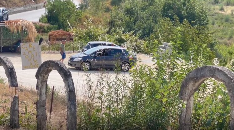 Lëndohen 3 pjesëtarët e familjes në Poliçan, shoferja humb kontrollin e drejtimit dhe makina del nga rruga