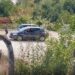 Lëndohen 3 pjesëtarët e familjes në Poliçan, shoferja humb kontrollin e drejtimit dhe makina del nga rruga