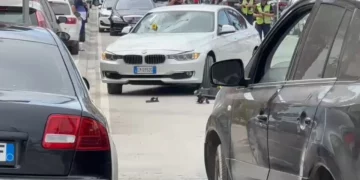 Aksident në Vlorë/ Automjeti përplas një monopatinë, plagoset rëndë drejtuesi i mjetit elektrik
