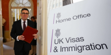 Goditje për qeverinë britanike, bllokohet deportimi i shqiptarëve në vendlindje