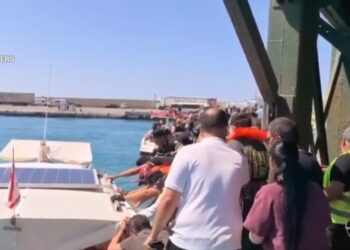 Anija me rreth 300 persona në bord përmbyset në Mesdhe, nis operacion i madh shpëtimi