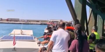 Anija me rreth 300 persona në bord përmbyset në Mesdhe, nis operacion i madh shpëtimi