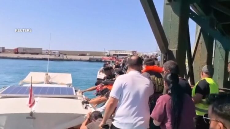 Anija me rreth 300 persona në bord përmbyset në Mesdhe, nis operacion i madh shpëtimi
