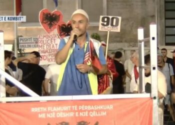 Aktivisti Arben Kola: Policia ka ndaluar një qytetar që kishte vezë dhe domate, qeverisë i ka hyrë frika