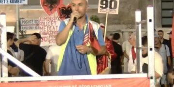 Aktivisti Arben Kola: Policia ka ndaluar një qytetar që kishte vezë dhe domate, qeverisë i ka hyrë frika