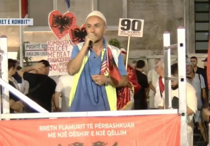 Aktivisti Arben Kola: Policia ka ndaluar një qytetar që kishte vezë dhe domate, qeverisë i ka hyrë frika