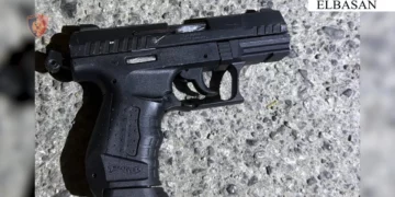 Kërcënoi me armë policët që kërkonin vëllain e tij, arrestohet 41-vjeçari në Elbasan
