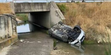 Aksident në autostradën Fier-Lushnjë, “Audi” del nga rruga dhe përfundon në nënkalim