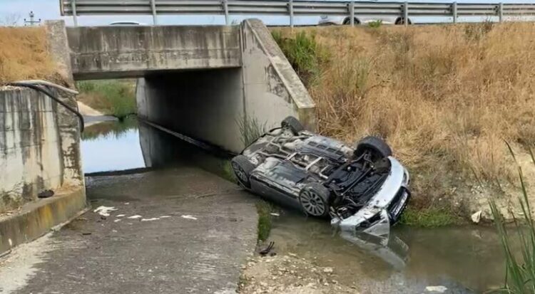 Aksident në autostradën Fier-Lushnjë, “Audi” del nga rruga dhe përfundon në nënkalim