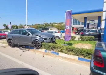 Përplasen makinat në Levan-Telelenë, dy të plagosur transportohen me urgjencë në spital