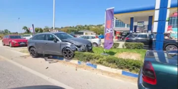 Përplasen makinat në Levan-Telelenë, dy të plagosur transportohen me urgjencë në spital