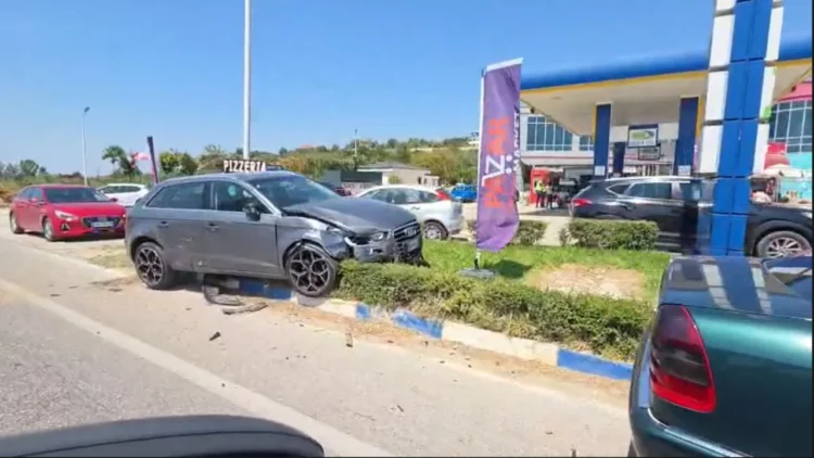 Përplasen makinat në Levan-Telelenë, dy të plagosur transportohen me urgjencë në spital