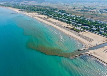 Skandal mjedisor në Gjirin e Lalëzit/ Bashkia derdh ujërat e zeza në zonën elitare të Adriatikut