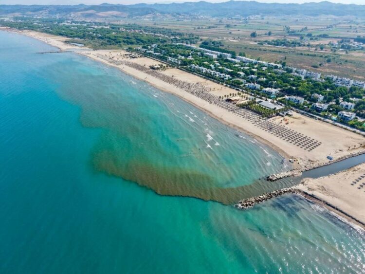 Skandal mjedisor në Gjirin e Lalëzit/ Bashkia derdh ujërat e zeza në zonën elitare të Adriatikut