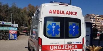Me traumë në kokë/ Pushuesi italian rrëzohet nga shkëmbi, dërgohet drejt spitalit