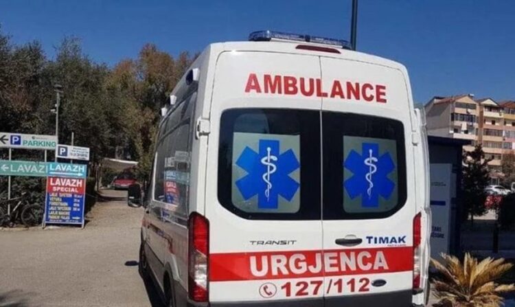 Me traumë në kokë/ Pushuesi italian rrëzohet nga shkëmbi, dërgohet drejt spitalit
