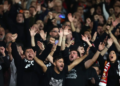 Tifozët bëjnë ‘çmenduri’ për idhullin e tyre, shkojnë në aeroport për të ndaluar transferimin
