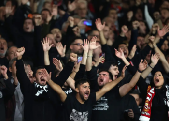 Tifozët bëjnë ‘çmenduri’ për idhullin e tyre, shkojnë në aeroport për të ndaluar transferimin