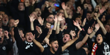 Tifozët bëjnë ‘çmenduri’ për idhullin e tyre, shkojnë në aeroport për të ndaluar transferimin