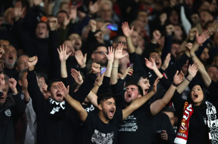 Tifozët bëjnë ‘çmenduri’ për idhullin e tyre, shkojnë në aeroport për të ndaluar transferimin