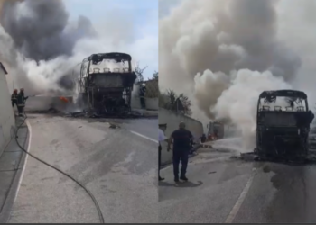 Digjet autobusi pranë kalasë së Beratit, tymi mbulon zonën