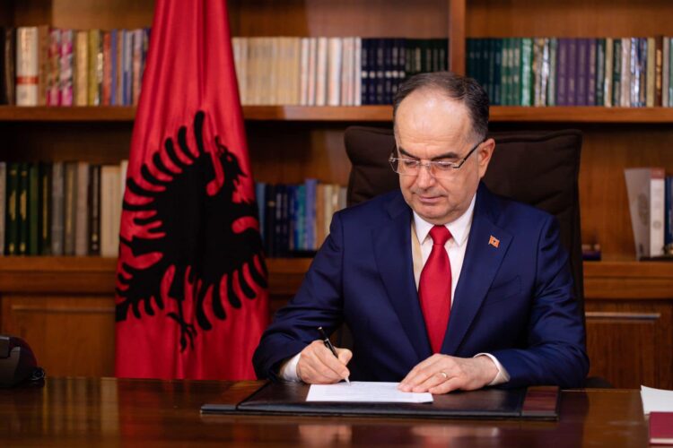 Çfarë interesi i cënohet Presidentit Begaj që godet lojtarët e Kombëtares?