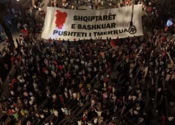 Edhe diaspora në protestë, pankarta me mesazhin e qartë: Shqiptarët e bashkuar, pushteti i tmerruar!