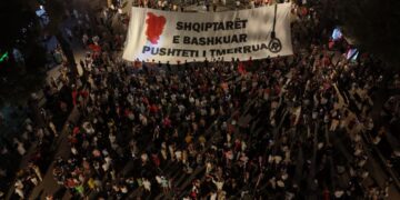 Edhe diaspora në protestë, pankarta me mesazhin e qartë: Shqiptarët e bashkuar, pushteti i tmerruar!
