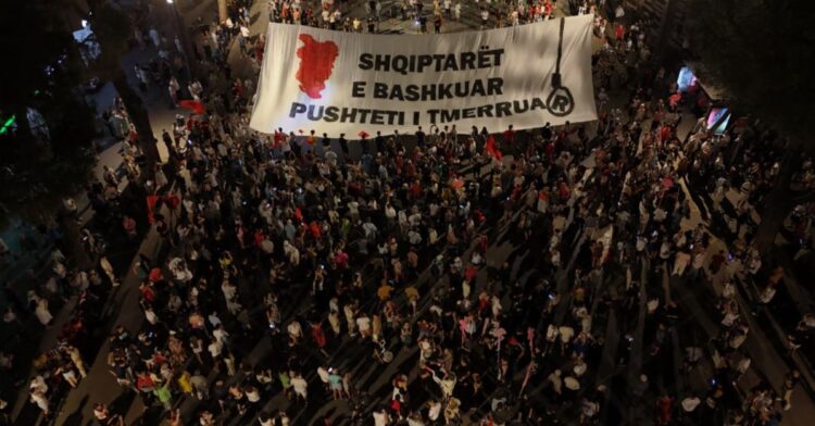 Edhe diaspora në protestë, pankarta me mesazhin e qartë: Shqiptarët e bashkuar, pushteti i tmerruar!