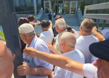 “U shkel kontrata për tokat”, protestuesit në Patos-Marinëz përplasen me rojet e “Bankers”