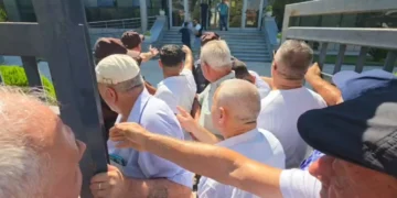 “U shkel kontrata për tokat”, protestuesit në Patos-Marinëz përplasen me rojet e “Bankers”