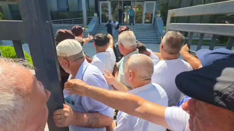 “U shkel kontrata për tokat”, protestuesit në Patos-Marinëz përplasen me rojet e “Bankers”