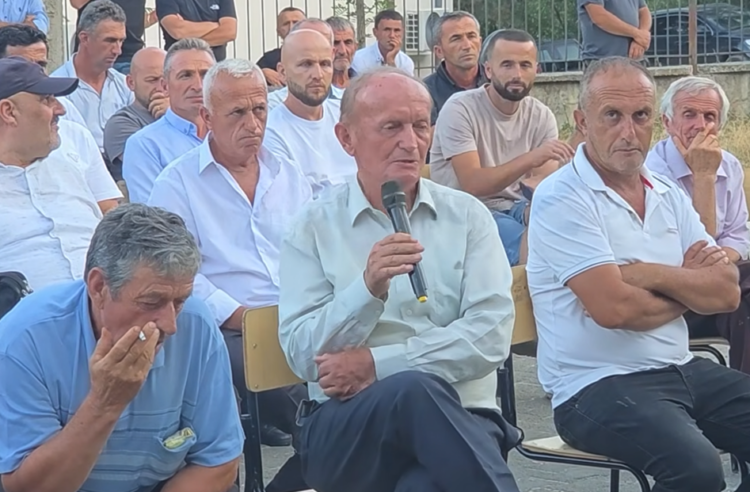 “Rama po shkon drejt rënies”, banorët shprehen kundër shkrirjes së bashkisë Klos: Largohen shërbimet