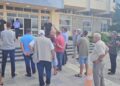 Fermerët protestojnë para Bashkisë Kukës për mungesën e ujit vaditës: Respektoni marrëveshjen