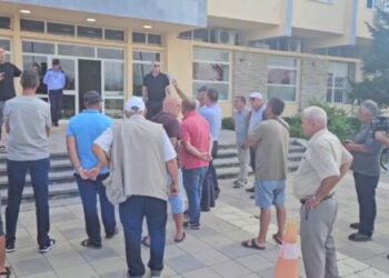 Fermerët protestojnë para Bashkisë Kukës për mungesën e ujit vaditës: Respektoni marrëveshjen