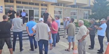 Fermerët protestojnë para Bashkisë Kukës për mungesën e ujit vaditës: Respektoni marrëveshjen