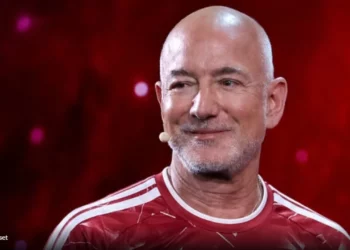 Liverpooli zyrtarisht me pronar të ri, miliarderi Jeff Bezos bëhet aksioner i “The Reds”
