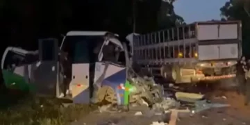 Aksident i rëndë në Brazil/ Kamioni përplaset me autobuzin në autostradë, 23 të vdekur dhe 5 të plagosur